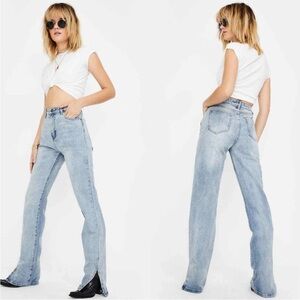 LIONESS SPLIT HEM HIGH RISE LIGHT WASH JEANS SIZE LARGE OR 32